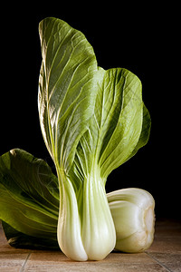 黑暗的食物青菜BokChoyChinensis在广东语中白蔬菜意指它含有深绿色叶子的香白根茎图片