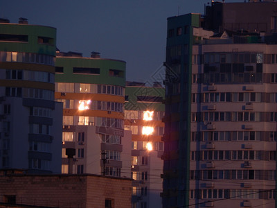天空城市中太阳的黎明和房屋建筑结构的反射在城市中建筑学旅行图片