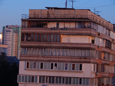 城市中太阳的黎明和房屋建筑结构的反射在城市中建造自然背景图片