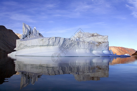 旅游寒冷的格陵兰东部弗朗兹约瑟夫峡湾的冰山顶峰图片