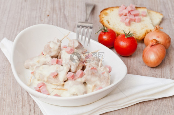 食物番茄白色的用酒煮美味肉卷和火腿图片