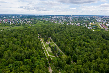 在伊凡诺沃市巴里的绿树中进行军事埋葬照片来自无人驾驶飞机天线草图片