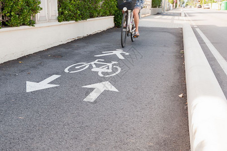 运输自行车路标和箭头A自行车道骑轮子图片