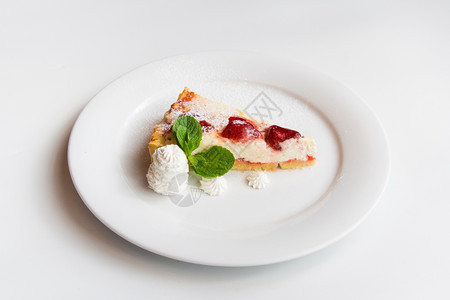 奥夫钦尼科薄荷夏天甜点在白盘餐饮食物上图片