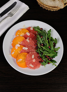 葡萄汁沙拉黄瓜杏树仁和石榴烹饪营养的开胃菜图片