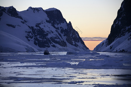 南极洲半岛海峡风光图片