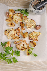 健康食物大蒜和洋葱炒菜花加大蒜和洋葱的暖热开胃菜午餐图片