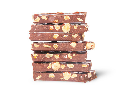 甜的食物在七块巧克力的前面堆叠着白色背景上隔绝的7个巧克力条白色的图片