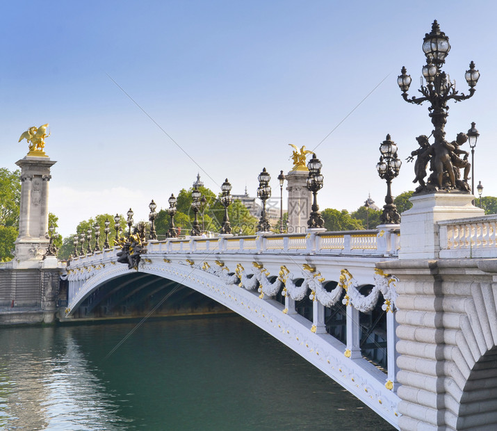 建筑学雕塑在巴黎的著名和美丽亚历山大三世桥跨越塞纳河横渡旅行图片