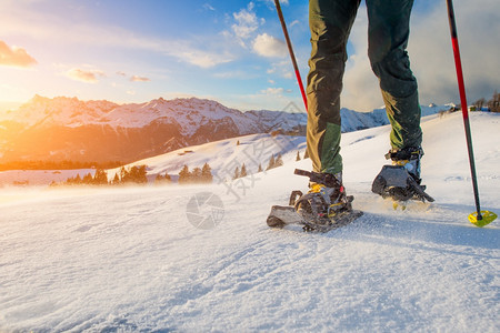 山上滑雪的年轻人图片