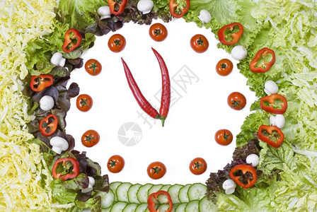 开胃菜健康沙拉新鲜蔬菜在白色背景上创建的蔬菜时钟图片