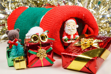假期圣诞靴子老人雕像和礼物作为圣诞节的装饰品箔风格图片