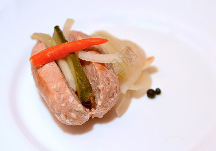 一份传统切菜咸香肠含黄瓜洋葱和红辣椒的酸盐汁中水平肉捷克语图片