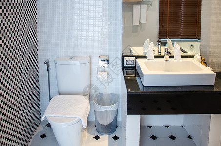 厕所和下沉在浴室的奢华豪内部淋浴酒店图片