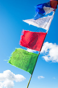 彩色交相辉映的旗帜图片
