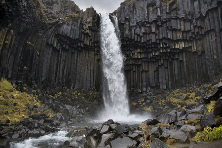 冰岛Skaftafell公园Svartifos瀑布的Basalt柱子上坠水旅游的岩石图片