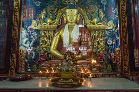 尼泊尔佛教寺庙的明亮装饰和宗教传统尼泊尔佛寺修道院雕像金子图片