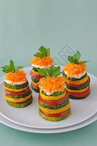 黄色和绿西葫芦的顶峰用番茄食物沙拉晚餐图片