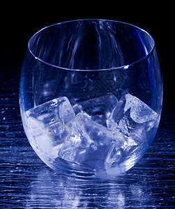 正方形透明寒冷的玻璃与冰柱相片图片