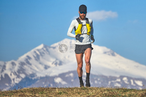 山上跑步的人图片
