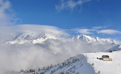 山上的雪和村落图片