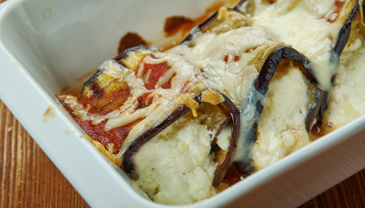 Cannelloni鸡蛋种植素奶油菠菜填料用烤茄子和面包着美食白色的卡内洛尼背景图片
