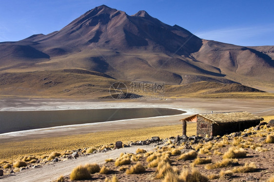 智利北部阿塔卡马沙漠安第斯高山的拉古纳米桑蒂地形山脉高原图片