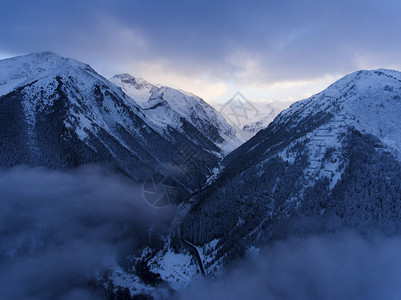 雪山和薄雾云海图片