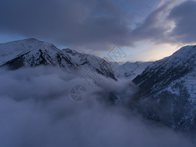 雪山和薄雾云海图片