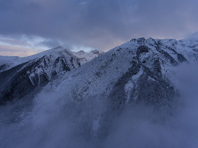 雪山和薄雾云海图片