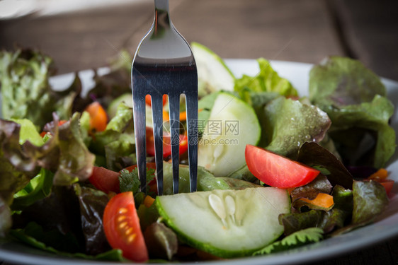 新鲜的蔬菜沙拉特写新鲜蔬菜沙拉特写食物午餐图片