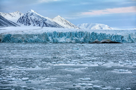 北极高纬度地区斯瓦尔巴群岛匹茨贝根的Woodfjorden摩纳哥冰川的终点寒冷景观站图片