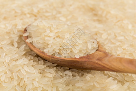 白色的炒米面上勺饭谷类背景贴近生的木制图片