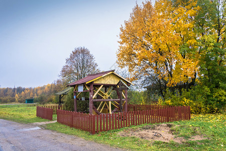 村庄水自然俄罗斯科托马地区克拉诺塞尔基区普里科沃村秋天的圣洁图片