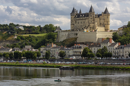 曾是旅游强化法国卢瓦尔河谷的索穆堡垒法国卢瓦尔河谷原建为10世纪的一个城堡作为防御诺曼攻击的堡垒后来发展成一座城堡图片