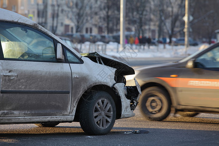 前端正面碰撞时汽车意外事故第1次正面碰撞保险英石图片