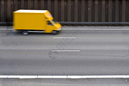 打标碎片哪一个条多道高速公路有线条和沥青一辆黄色卡车在左边道上行驶图片