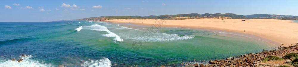 海藻水在葡萄牙西海岸的卡拉帕泰海滩上结石图片
