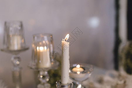 白色蜡烛黄白蜡烛和色的夜晚浪漫背景