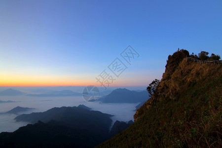 爬坡道春天有雾山丘上的海美丽天空背景美丽图片