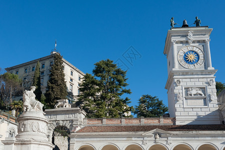 与意大利乌丁自由广场ChiesaIn钟塔的和平雕像乌迪内弗留利城市图片