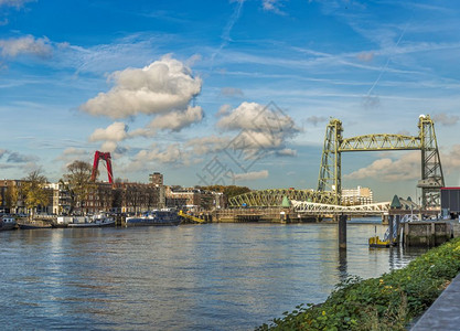 不朽的河鹿特丹的老铁路桥鹿特丹的旧铁路网桥图片