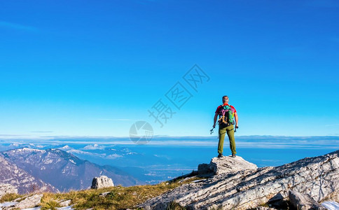 登山者远眺图片