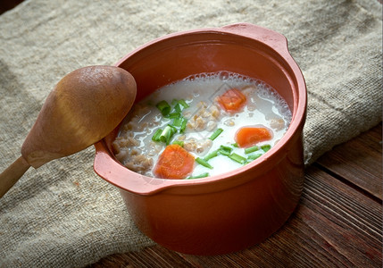 吃格劳宾登大麦汤来自瑞士的经典汤开胃菜蔬图片