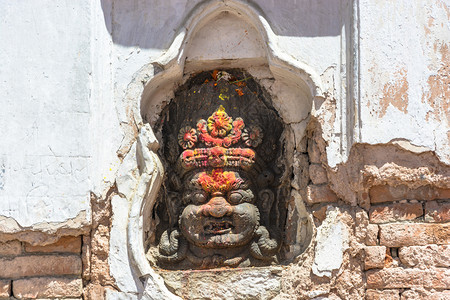 宗教佛寺庙墙壁上的雕塑装饰太阳照耀着传统的建筑学图片