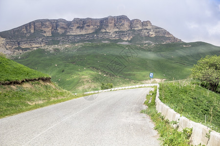 落基山脉俄罗斯高加索绿色山地的公路景观绿山高的空图片