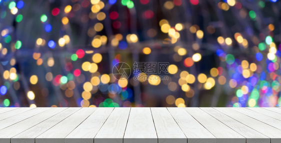 在圣诞节光线上顶的白木桌用于调制您产品时的模糊背景绿色桌子图片