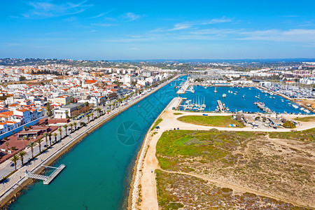 葡萄牙阿尔加维拉各斯市海边城市风光图片