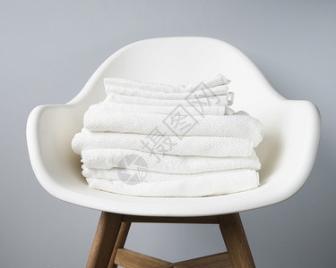 瓷砖前视图堆毛巾椅子水平的洗涤剂图片