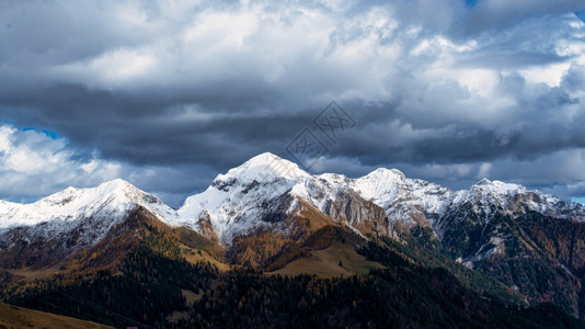 MonteCavallo与第一个秋天雪在意大利伯兰巴纳高山谷Bergamo怀尔德恩资源自然图片